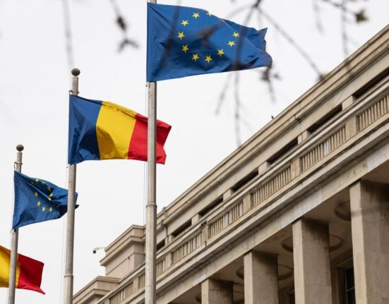 Angajatii Guvernului protesteaza inainte de sedinta cu Bolojan