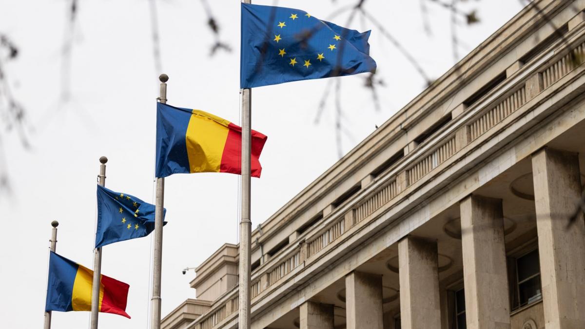 Angajatii Guvernului protesteaza inainte de sedinta cu Bolojan