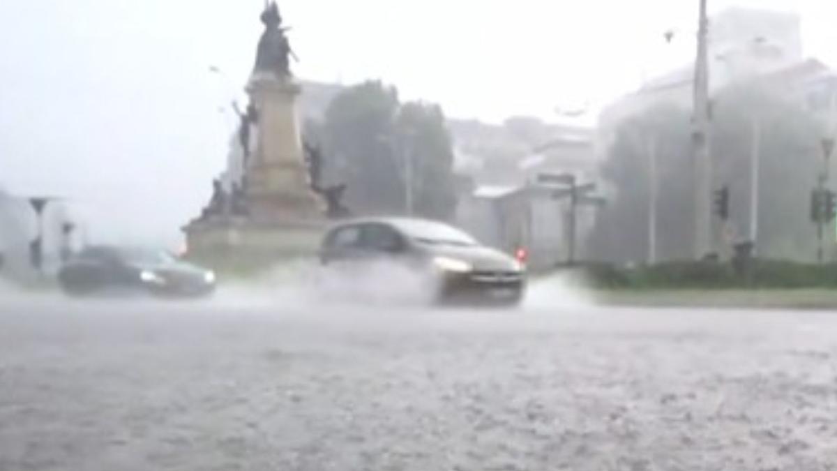 Apa Nova intervine dupa ploaia torentiala in Bucuresti