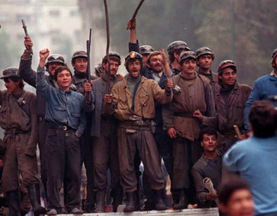 Aproape jumatate dintre romani ignora Mineriada 1990