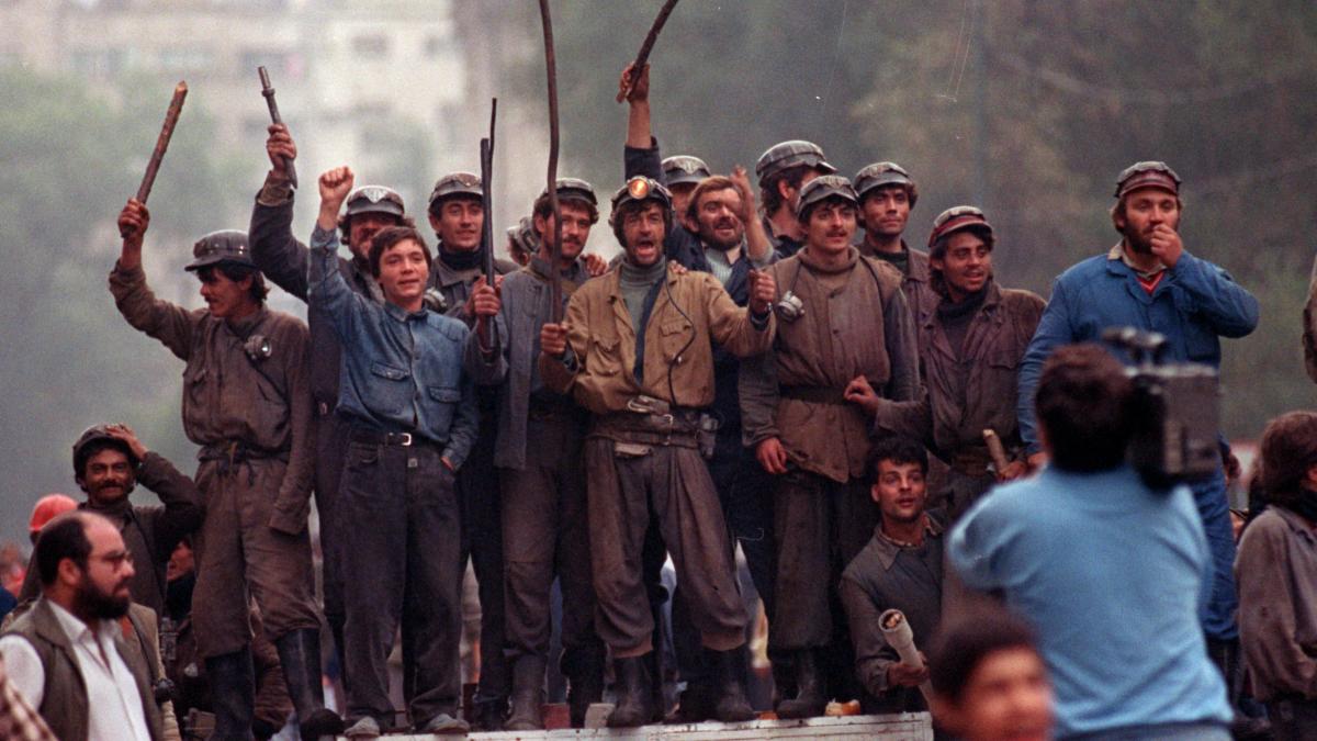 Aproape jumatate dintre romani ignora Mineriada 1990
