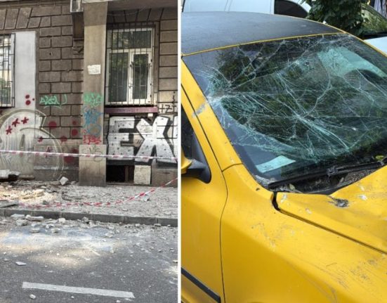 Balconul unui bloc din Bucuresti a cazut peste o masina