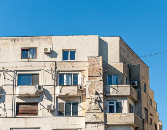 Bucurestenii evacuati din blocuri riscante vor primi chirie