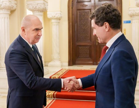 Conflictul Nicusor Dan Ilie Bolojan Cauze si consecinte