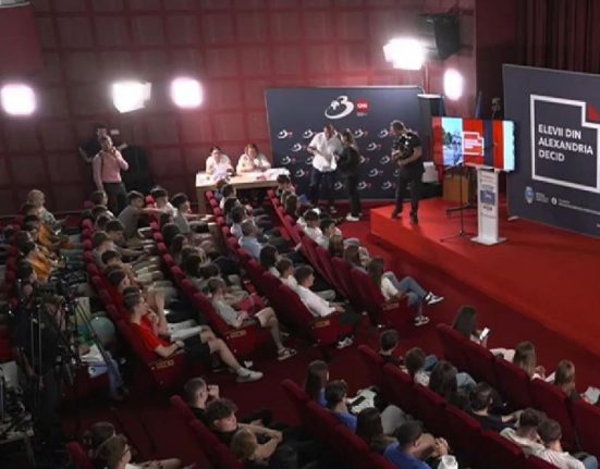 Elevii din Alexandria si au ales primarul si consilierii locali