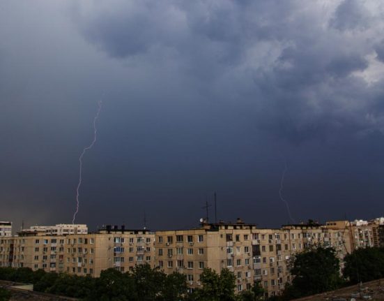 Furtuna in Bucuresti Ro Alert dupa intuneric ziua
