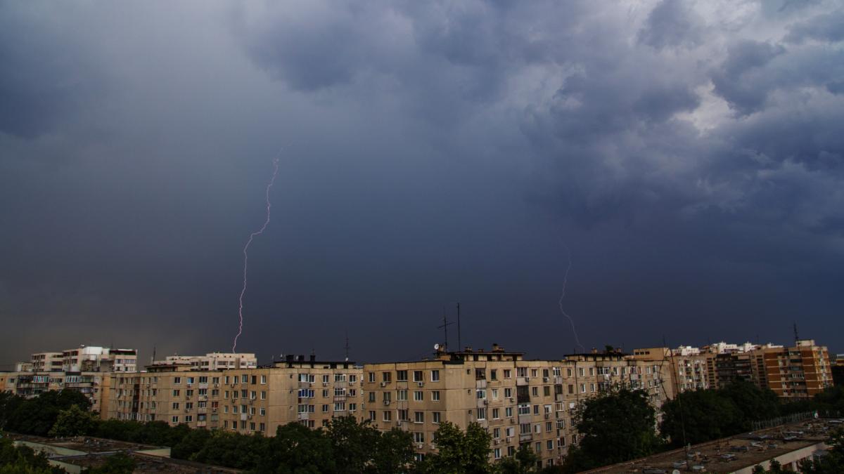 Furtuna in Bucuresti Ro Alert dupa intuneric ziua