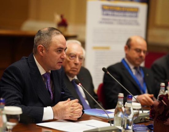 Guvernul vrea taxa pe profitul excesiv al bankilor