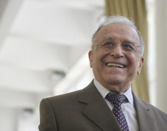 Ion Iliescu ramane internat la Terapie Intensiva stabil