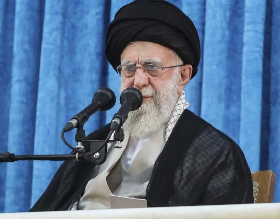 NYT Khamenei se teme de asasinat si sta ascuns