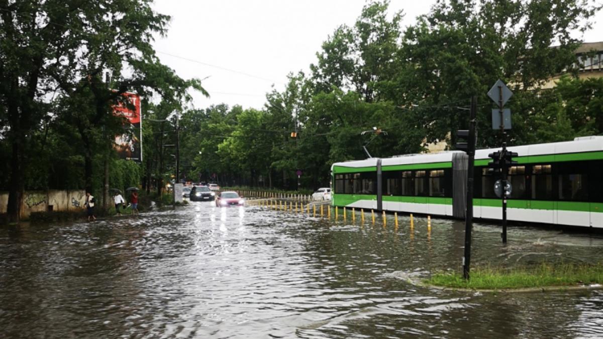 Ploaia torentiala din Bucuresti blocheaza transportul in comun