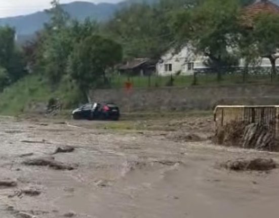 Ploile torentiale au distrus drumuri si gospodarii in Hunedoara