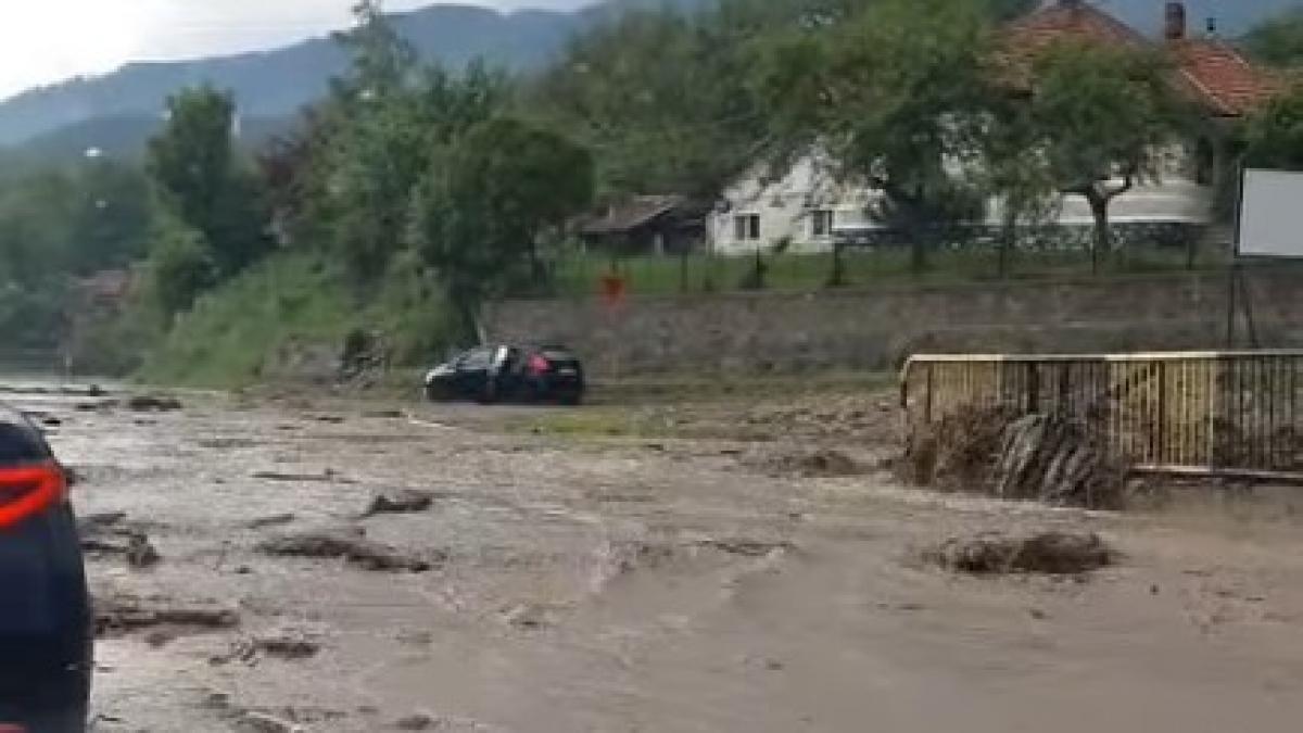 Ploile torentiale au distrus drumuri si gospodarii in Hunedoara