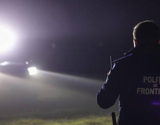 Politist de frontiera fura tigari si scapa cu focuri