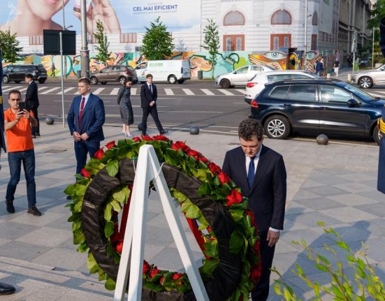 Presedintele Nicusor Dan a depus coroane in memoria victimelor Mineriadei din 1990