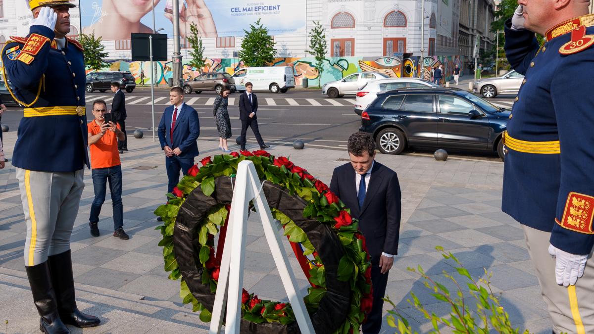 Presedintele Nicusor Dan a depus coroane in memoria victimelor Mineriadei din 1990