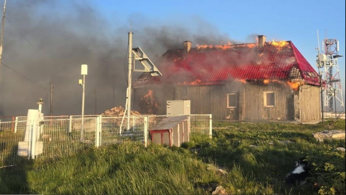 Statia meteorologica si cabana de pe Vrful Vladeasa au ars