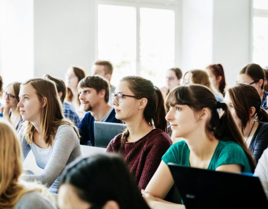Studentii protesteaza Nu atingeti bursele