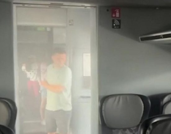 Tren de calatori a prins foc in Gara de Nord