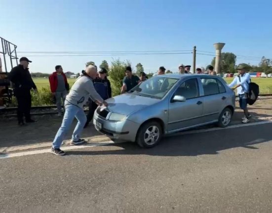 Tren oprit la Radauti din cauza unei masini blocate