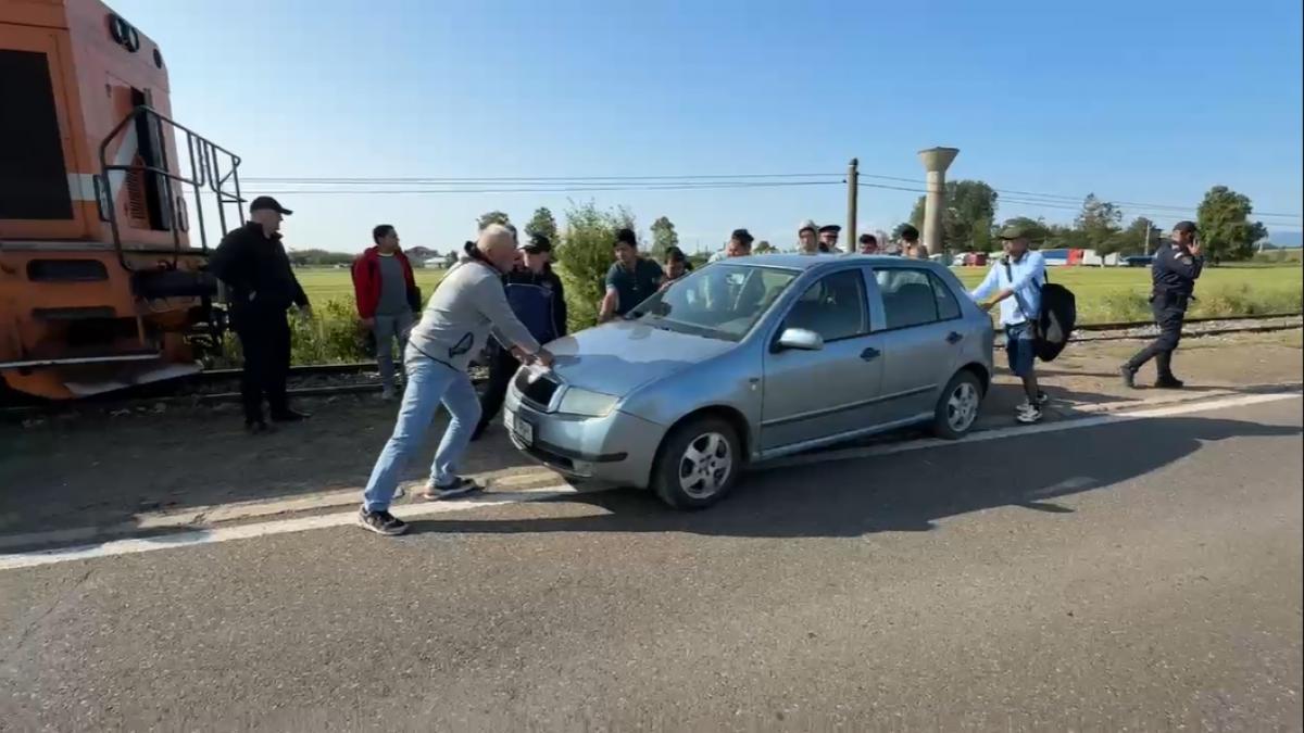 Tren oprit la Radauti din cauza unei masini blocate