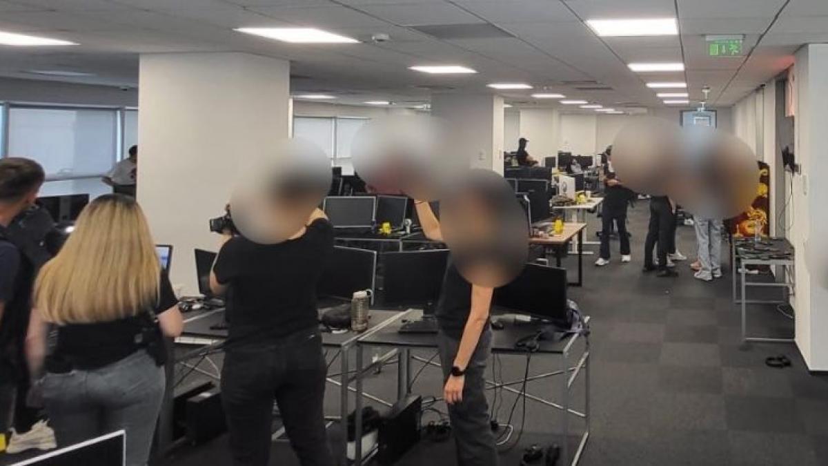 300 de suspecti ridicati in dosar de fraude informatice