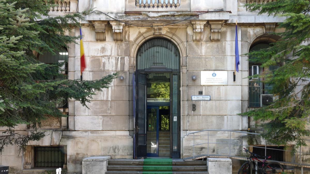 Bolnavii au stat ore in soare la DGASPC Mehedinti