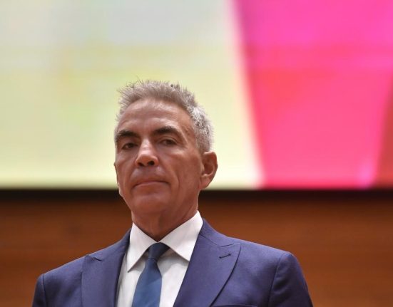 Guvernul nu va mai finanta primariile cu multi angajati