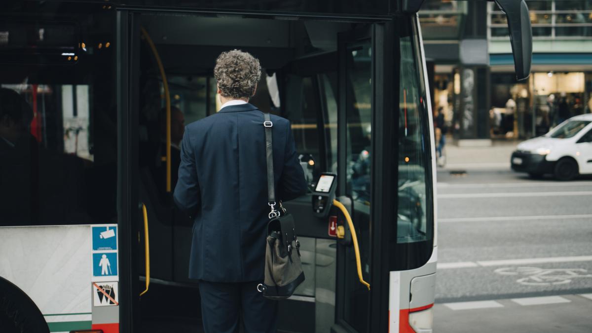 Ilie Bolojan trimite demnitarii cu autobuzul