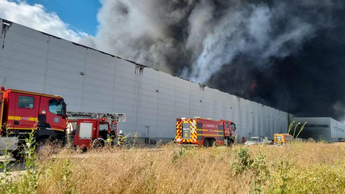 Incendiu puternic dintr un parc logistic A1