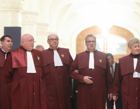 Judecatorii CCR ignora intrebarile jurnalistilor despre bonusurile de 35000 de euro