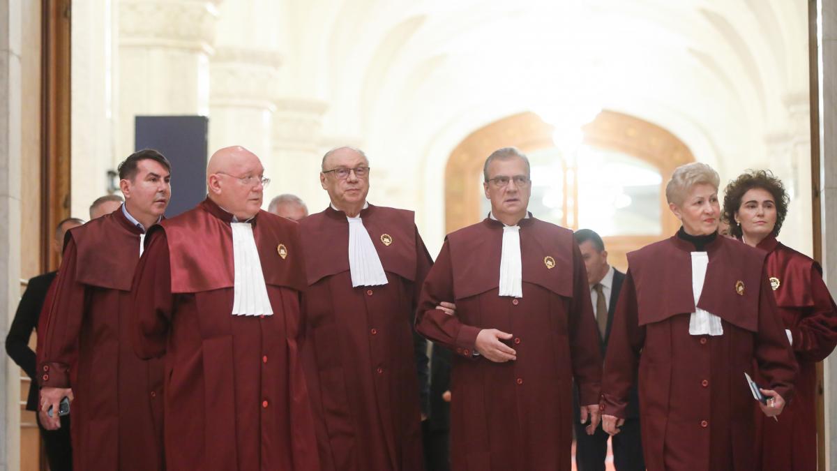 Judecatorii CCR ignora intrebarile jurnalistilor despre bonusurile de 35000 de euro