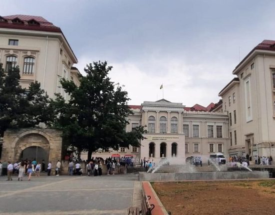 La Universitatea de Medicina si Farmacie Iasi admitere cu note 5