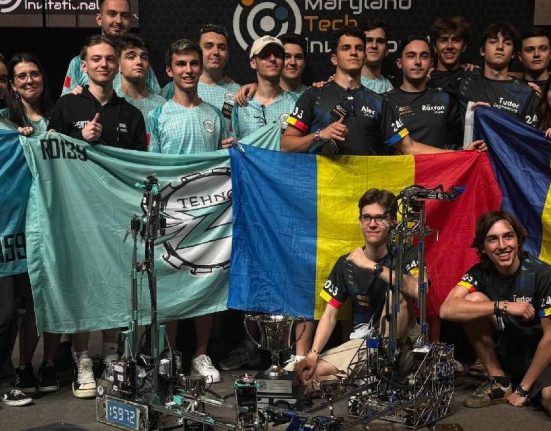Liceenii din Pitesti au invins SUA si China la robotica