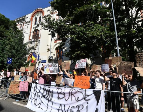 Mii de elevi si studenti protesteaza in Bucuresti pentru burse