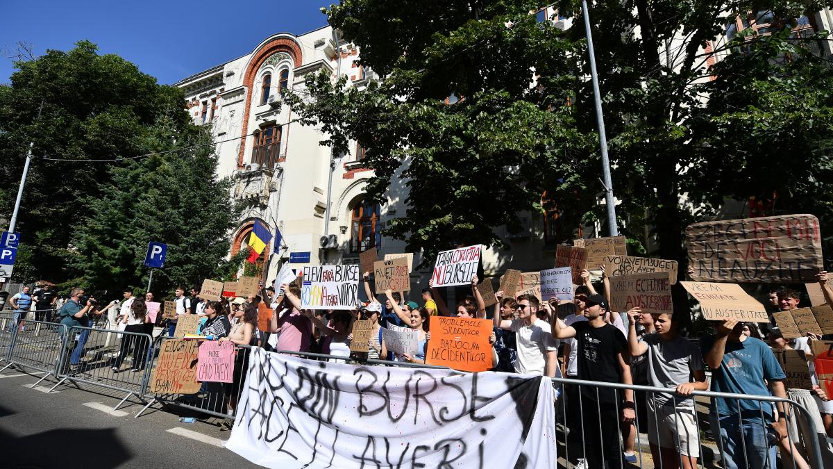 Mii de elevi si studenti protesteaza in Bucuresti pentru burse