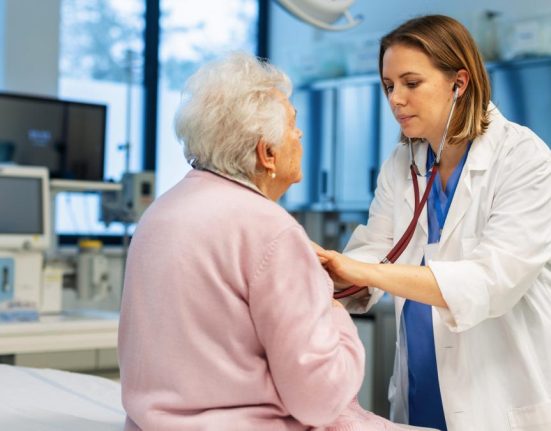 Ministrul Sanatatii ametintza medicii cu concedierea