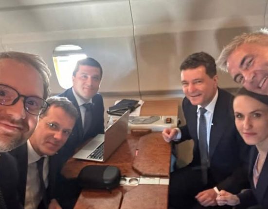 Nicuser Dan si ministrii USR selfie din avionul Spartan