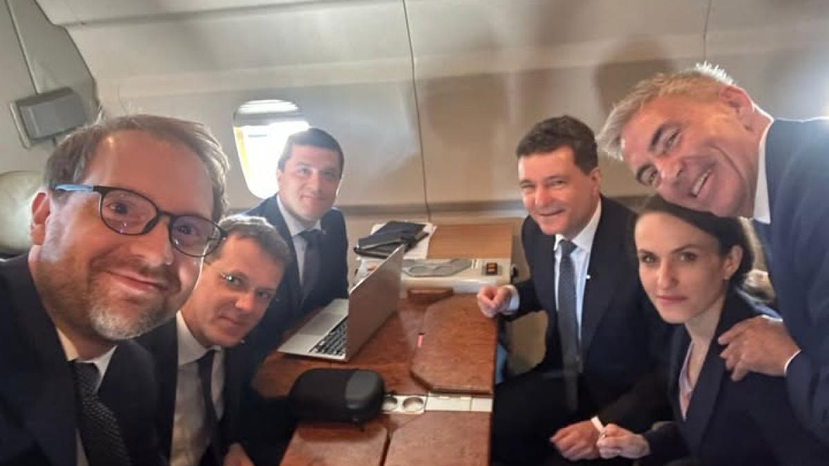 Nicuser Dan si ministrii USR selfie din avionul Spartan