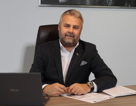 Primul bugetar de lux isi reduce salariul la 14.000 lei