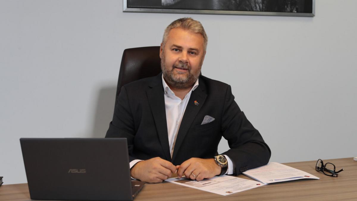 Primul bugetar de lux isi reduce salariul la 14.000 lei