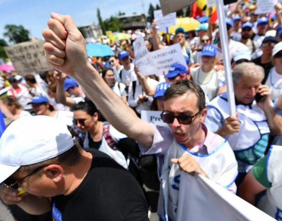 Protest astazi la Parlament cu angajati din administratie