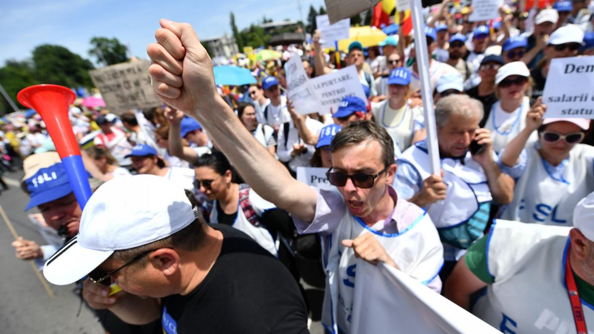 Protest astazi la Parlament cu angajati din administratie