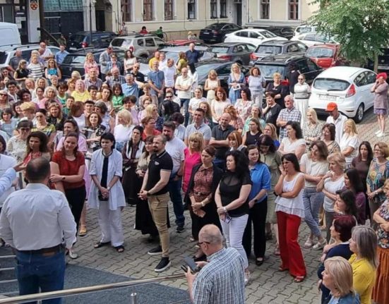 Protest in Piata Victoriei angajati APIA si Ministerul Proiectelor Europene critica salariile inghetate