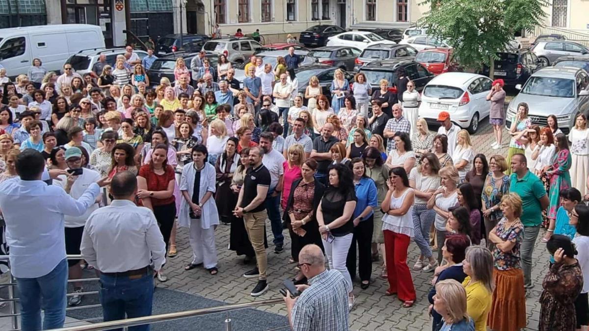 Protest in Piata Victoriei angajati APIA si Ministerul Proiectelor Europene critica salariile inghetate