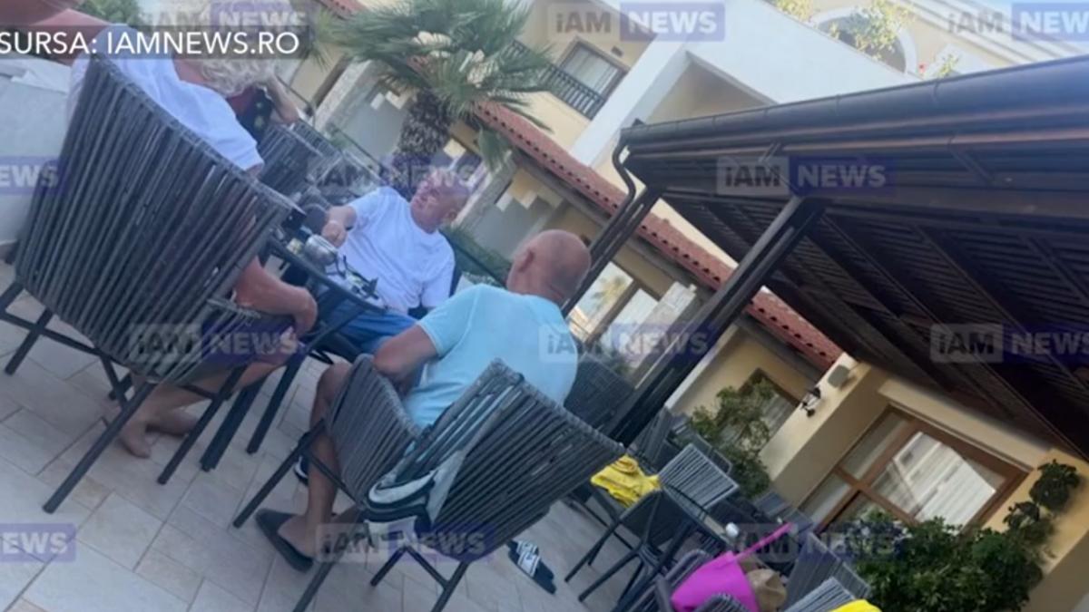 Sorin Oprescu relaxat la o terasa din Grecia