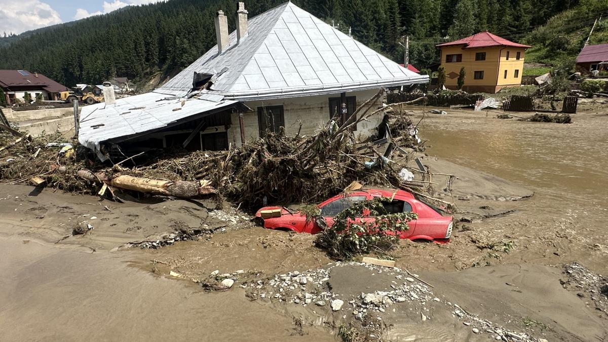 Stare de alerta in Brosteni dupa inundatii