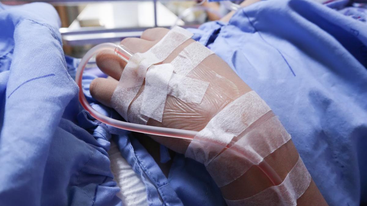 Tanar de 20 de ani internat cu antrax mama decedata