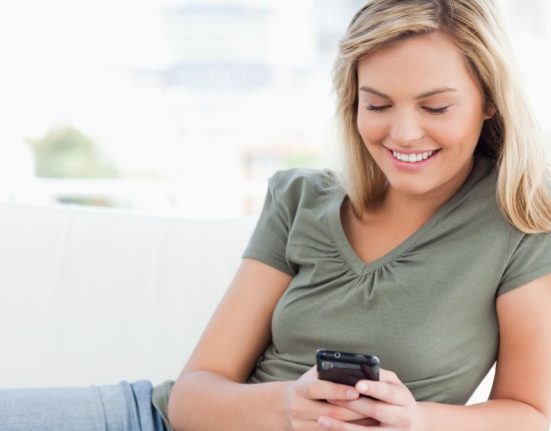 WhatsApp va permite companiilor sa sune clienti cu AI