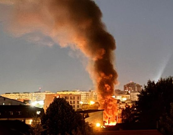incendiu puternic in vitan bucuresti cu fum dens